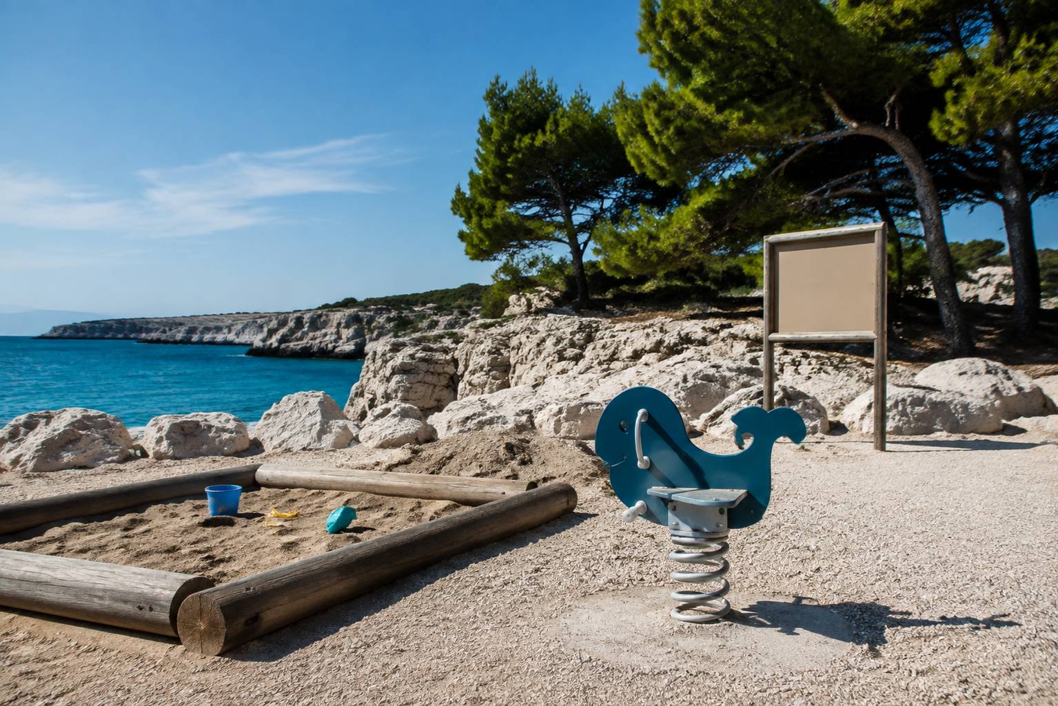 Jeu à ressorts pour tout-petits près d'un bac à sable dans un parc